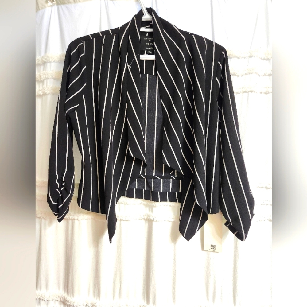 BNWT Black & white cropped blazer.. Final Price.